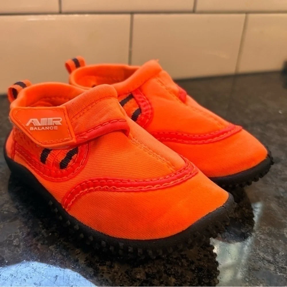 Toddler water shoes, size 7